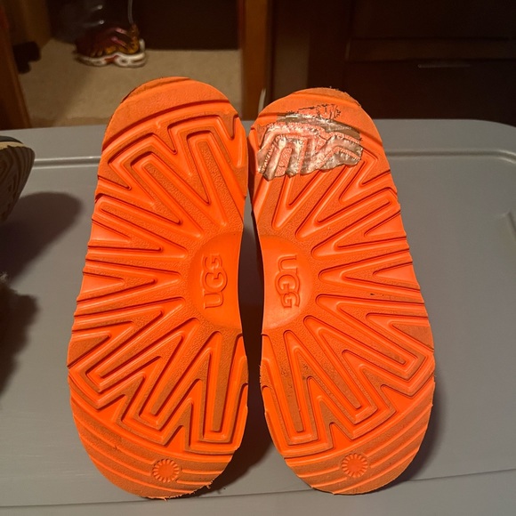 UGGS - Picture 3 of 3